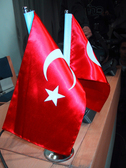Twee Turkse vlaggen op een bureau