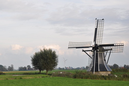 Oude en moderne windmolen op een plaat