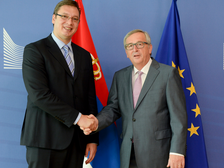 Aleksandar Vucic (premier van Servië) en Jean-Claude Juncker (voorzitter Europese Commissie) schudden elkaar de hand