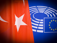 Turkse vlag en logo Europees Parlement
