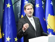 Johannes Hahn, eurocommissaris voor buurlanden en uitbreiding, in Kosovo