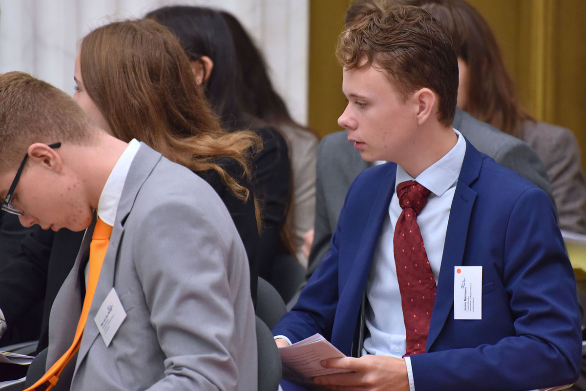 Foto's Eerste dag Algemene Vergaderingen van het Model European Parliament Nederland 2019