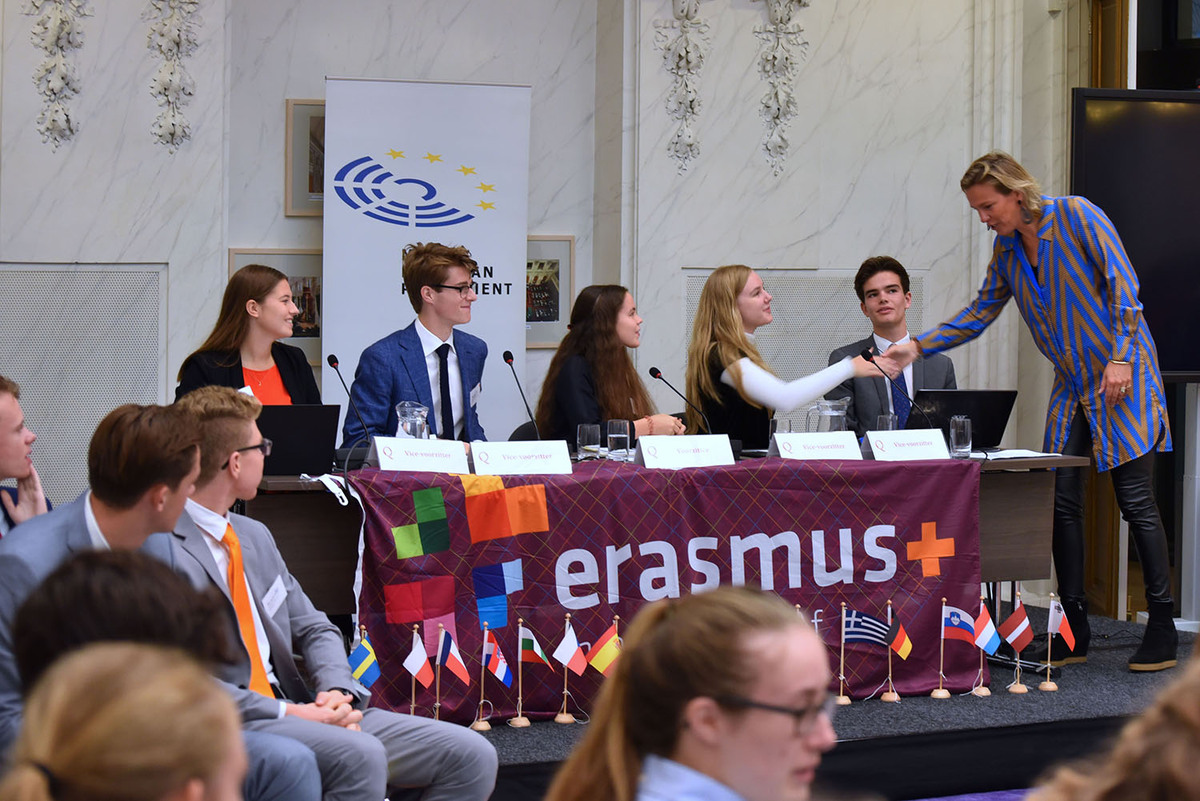 Foto's Eerste dag Algemene Vergaderingen van het Model European Parliament Nederland 2019