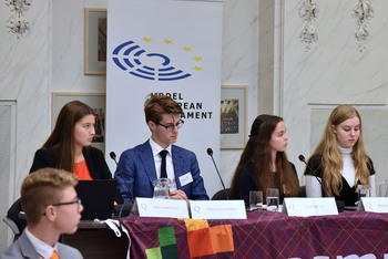 Foto's Eerste dag Algemene Vergaderingen van het Model European Parliament Nederland 2019