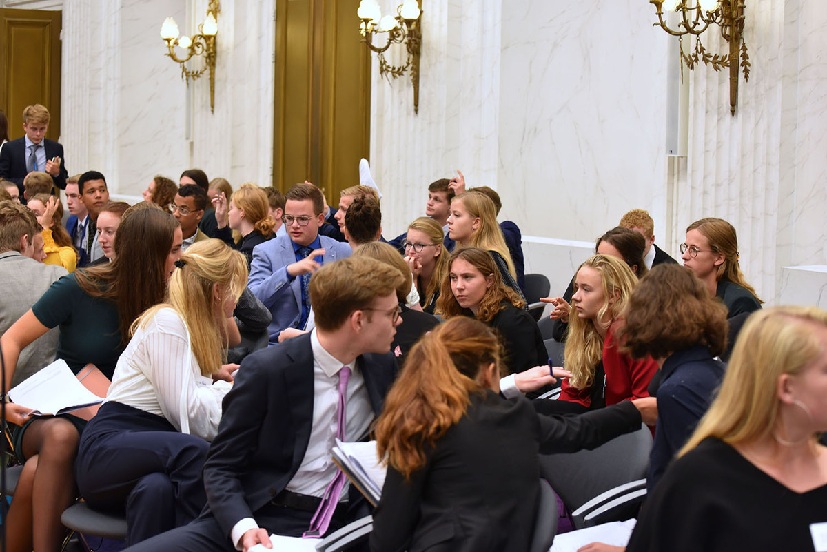 Foto's Eerste dag Algemene Vergaderingen van het Model European Parliament Nederland 2019