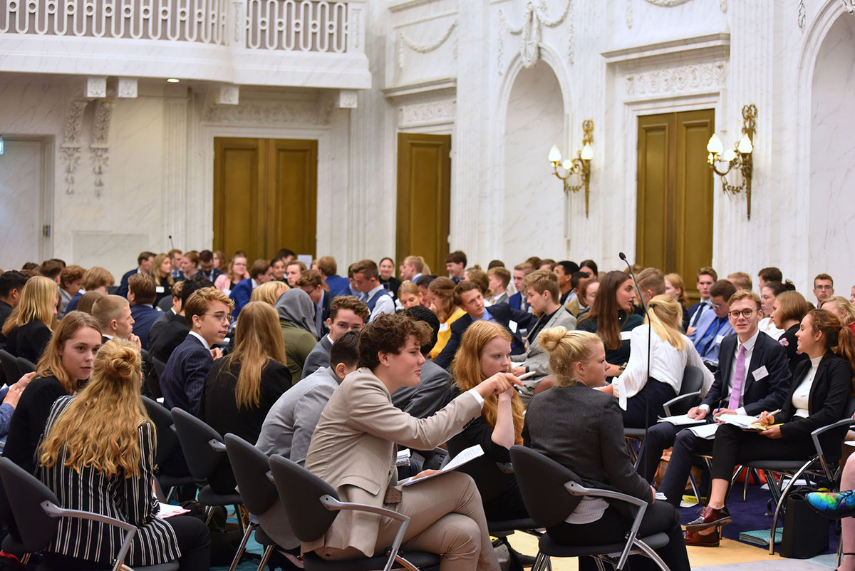 Foto's Eerste dag Algemene Vergaderingen van het Model European Parliament Nederland 2019