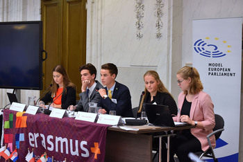 Foto's Eerste dag Algemene Vergaderingen van het Model European Parliament Nederland 2019