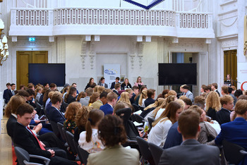 Foto's Eerste dag Algemene Vergaderingen van het Model European Parliament Nederland 2019