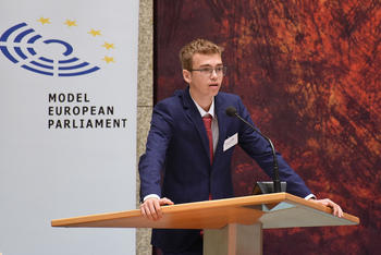 Foto's Tweede dag Algemene Vergaderingen van het Model European Parliament Nederland 2019