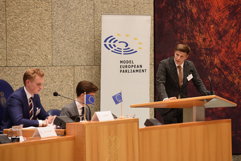 Foto's Tweede dag Algemene Vergaderingen van het Model European Parliament Nederland 2019