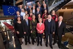 Group photo of the Commission of Ursula von der Leyen: Ursula von der Leyen, Frans Timmermans, Valdis Dombrovskis, Margrethe Vestager, Josep Borrell, VÄ:ra Jourová, Margarítis Schinás, Maroš Å efčovič, Dubravka Å uica, Johannes Hahn, Didier Reynders, Mariya Gabriel, Stélla Kyriakídou, Kadri Simson, Jutta Urpilainen, Thierry Breton, Phil Hogan, Olivér Várhelyi, Paolo Gentiloni, Virginijus Sinkevičius, Helena Dalli, Janusz Wojciechowski, Elisa Ferreira, Adina VĒlean, Janez Lenarčič, Ylva Johansson