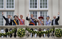 Koninklijke familie op bordes