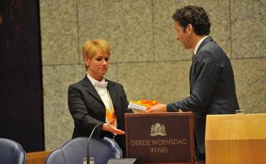 Minister van Financiën Jeroen Dijsselbloem met het koffertje met de verantwoordingsstukken (2013).
