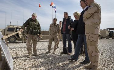 Koenders en Hennis bij Nederlandse militairen in Afghanistan