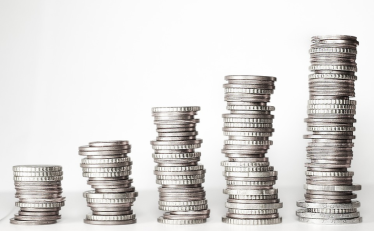 stapeltjes munten van verschillende hoogtes