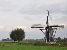 Oude en moderne windmolen op een plaat