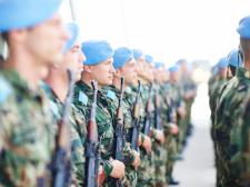 Europese militairen in uniform met geweren
