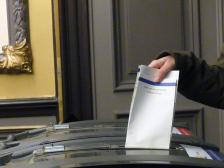 Een vrouw die een stem uitbrengt in de stembus